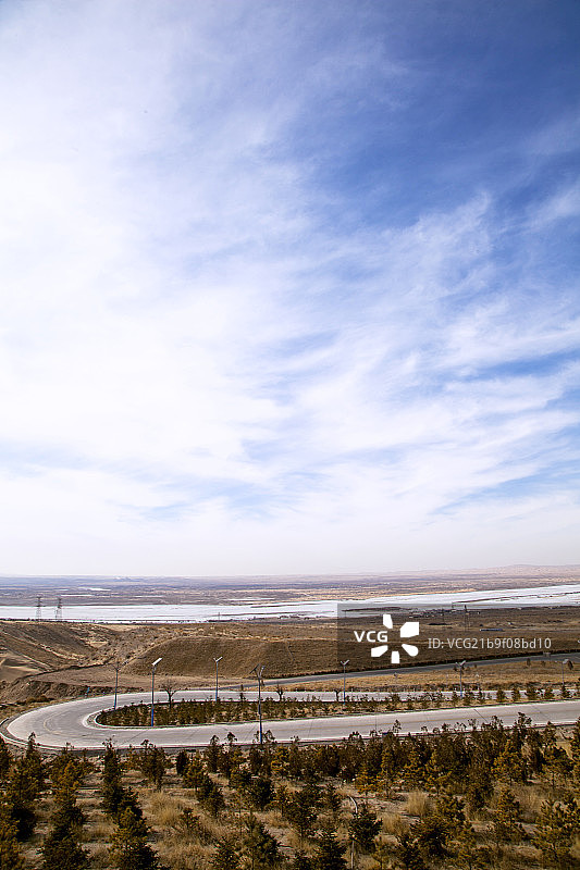 内蒙古甘德尔山的盘山公路图片素材