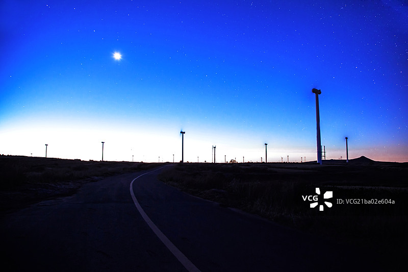 中国草原上璀璨星空下的风车日出图片素材