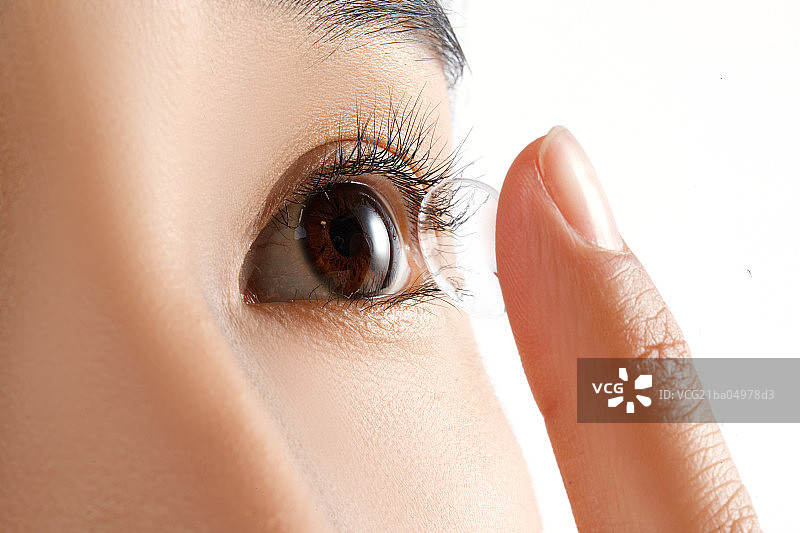 年轻女孩戴隐形眼镜图片素材