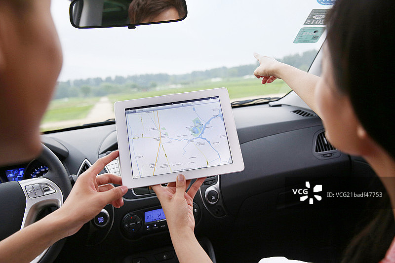 青年夫妇驾车使用导航仪图片素材