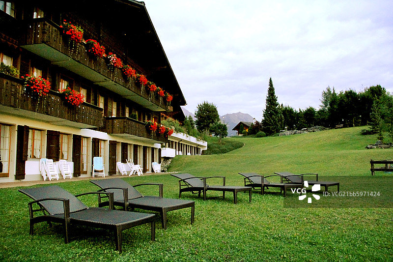 瑞士民居和草地上的躺椅图片素材