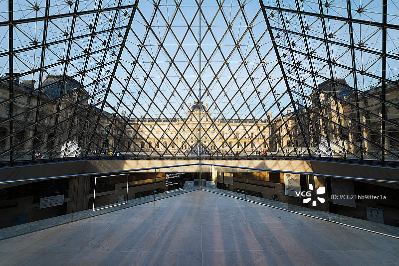 卢浮宫金字塔内部图片素材