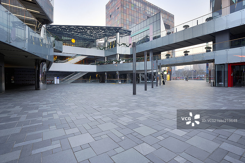 北京三里屯太古里奢侈品旗舰店和商业广场步行街图片素材