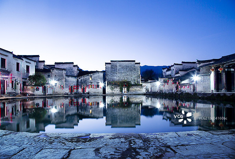 东方文化经典-安徽宏村建筑与月沼水景图片素材