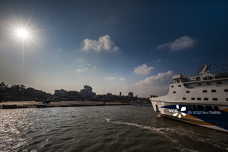 逆光海轮图片素材