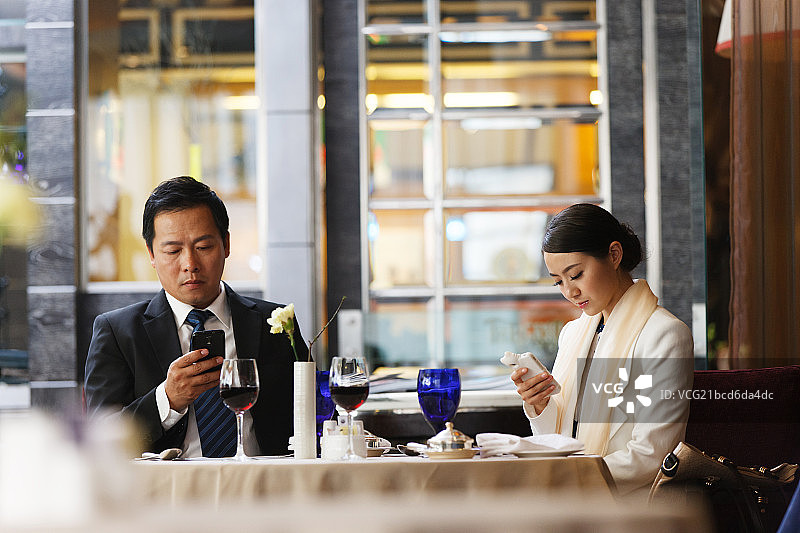 商务人士在酒店看手机图片素材