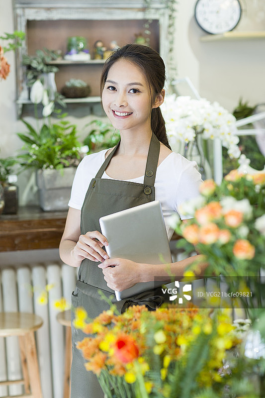 花店老板拿着平板电脑图片素材