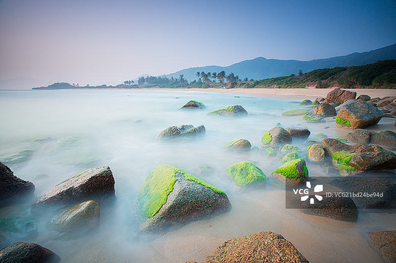 海南南燕湾礁石绿藻与雾化海浪图片素材
