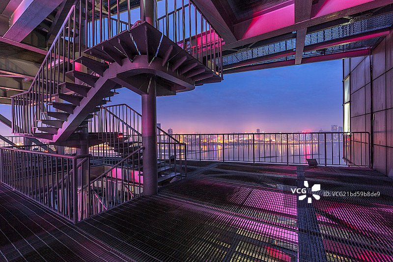 摩天大楼直升机停机坪图片素材