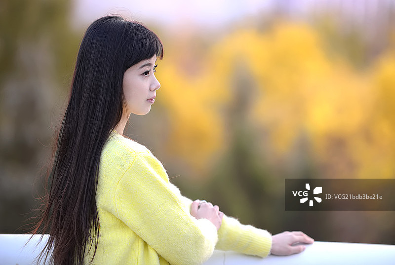 穿黄色衣服的美女注视镜头图片素材