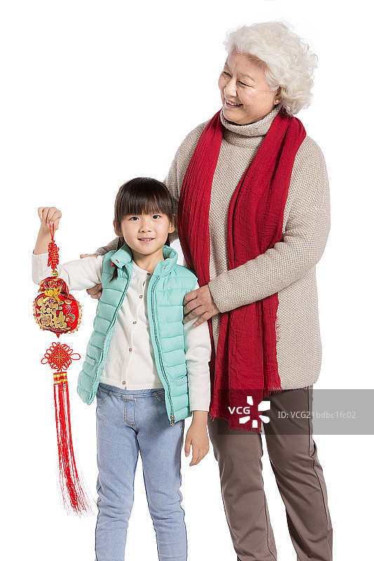 手拿福袋的孙女和老年女人图片素材