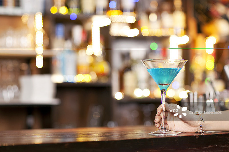 手部拿酒杯特写图片素材