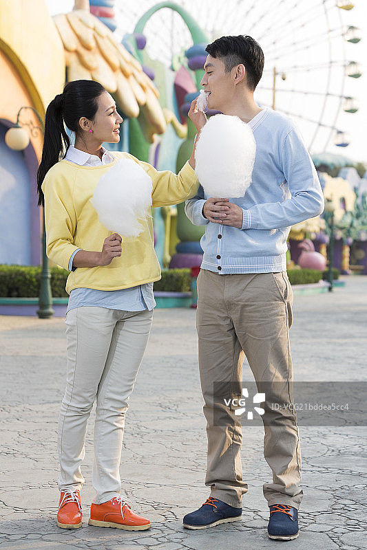 年轻情侣去游乐园玩图片素材