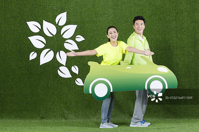 草地创意年轻情侣驾车出游图片素材