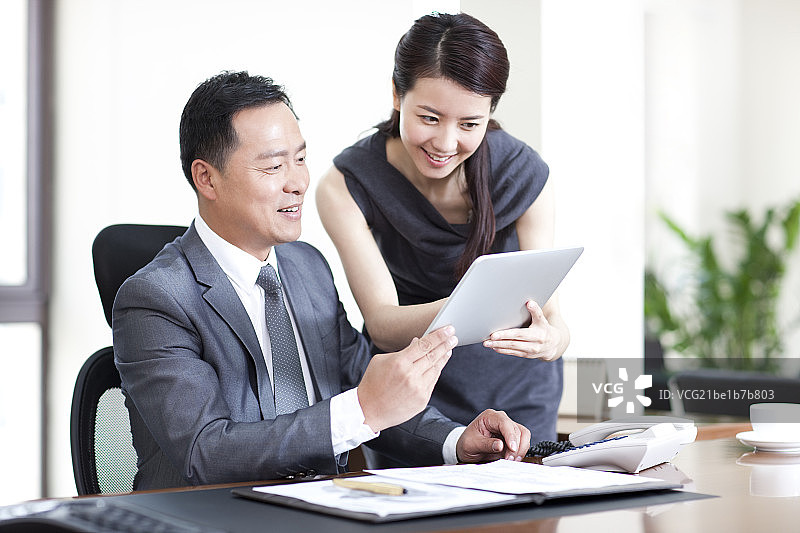 商务人士使用平板电脑图片素材