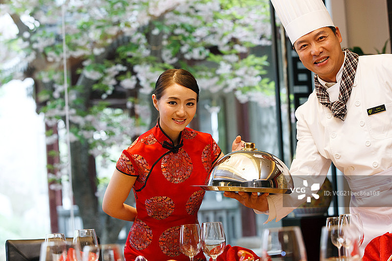 酒店厨师为顾客服务图片素材