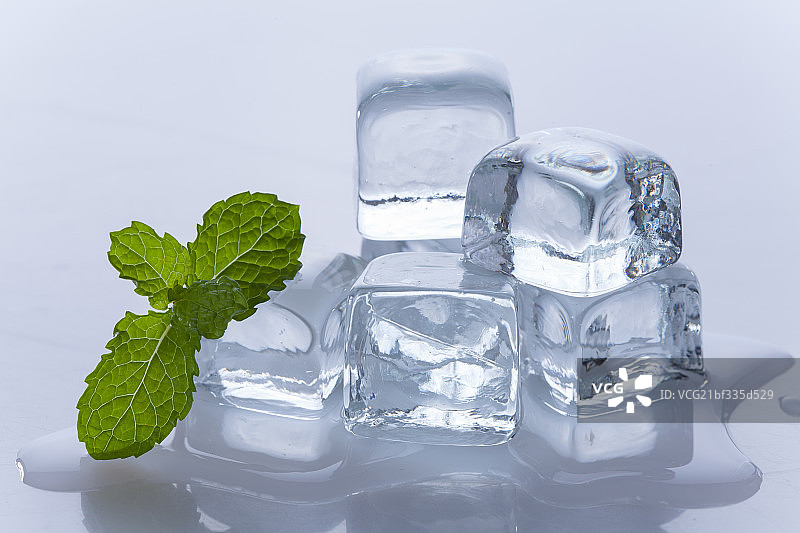 冰块和薄荷叶图片素材