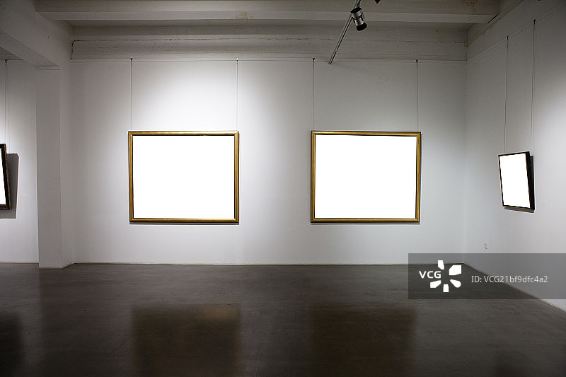 美术馆艺术画展和悬挂的画作图片素材