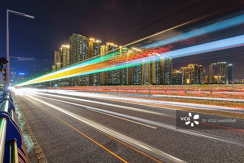 穿梭的车流图片素材