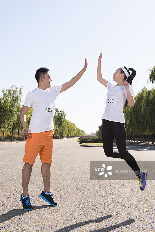 Marathon runners meet up图片素材