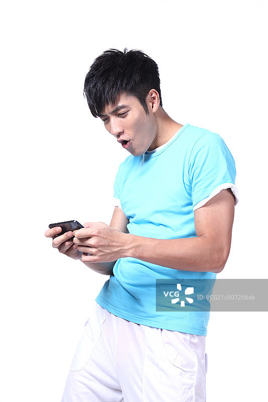 使用手机的年轻男人图片素材