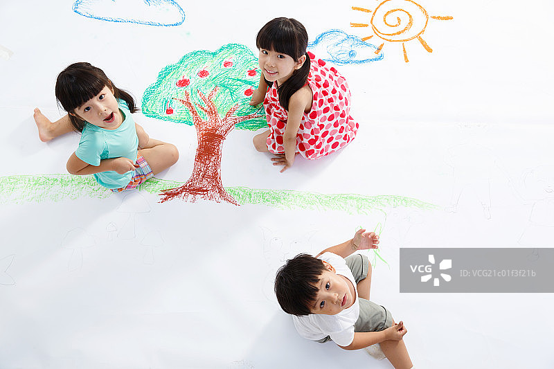 幼儿园的小朋友在作画图片素材