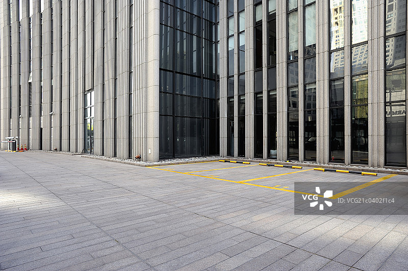 北京CBD摩天大楼门前停车场广场图片素材