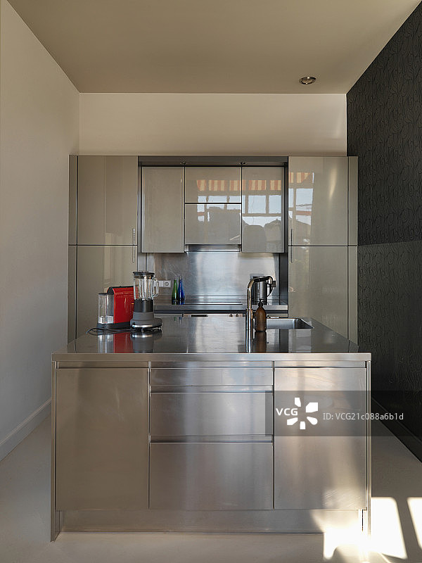 Contemporary stainless steel kitchen图片素材