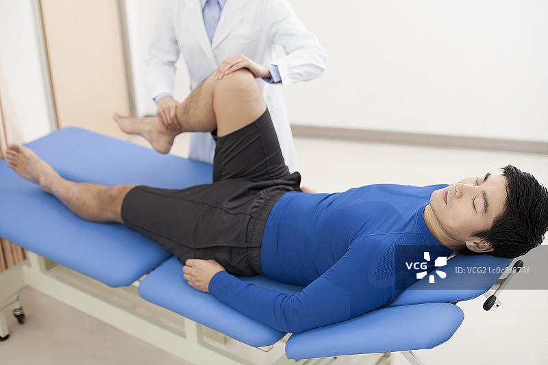 医生给病人做检查图片素材