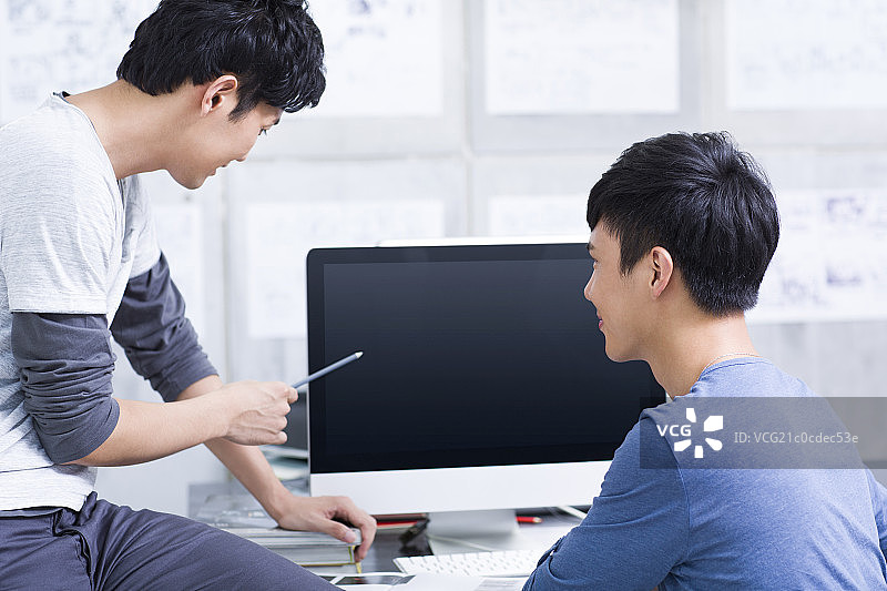 年轻同事讨论工作图片素材