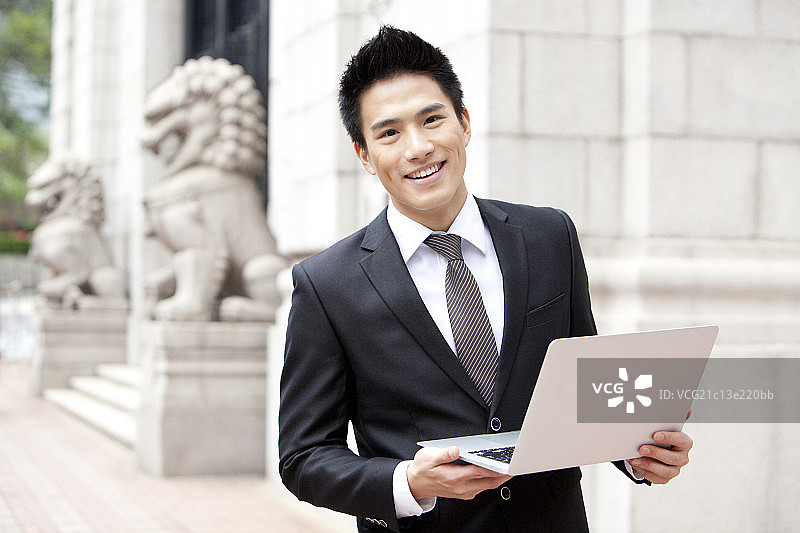 快乐商务男士与笔记本电脑图片素材