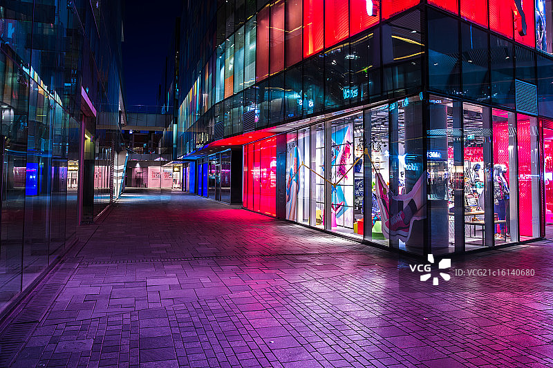 北京三里屯商场门前的地面道路夜景拍摄图片素材