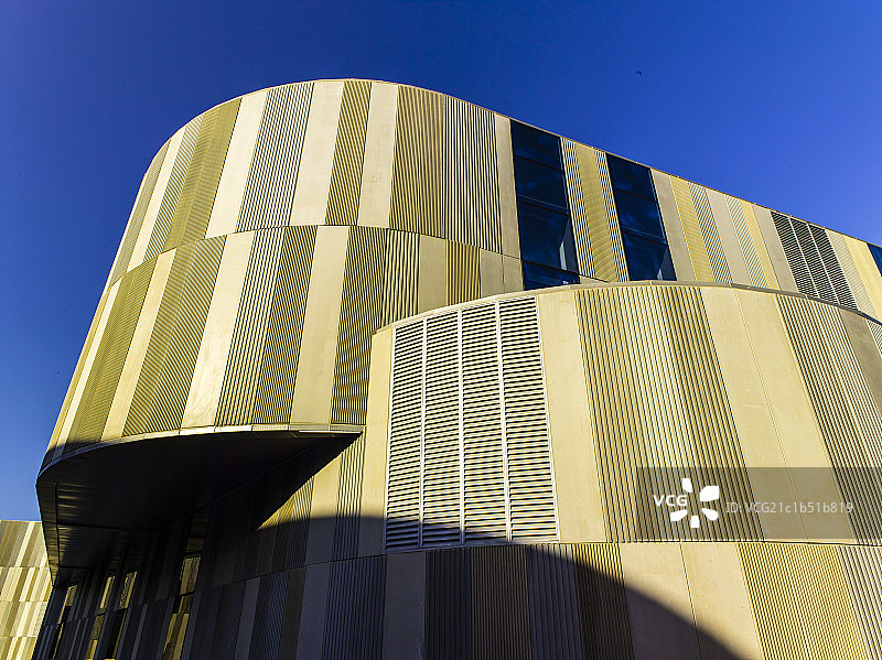 都市中流线型建筑和广场图片素材