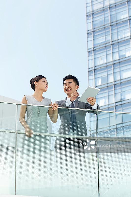 商务人士在交图片素材