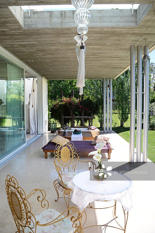 Tea table and seating area at porch图片素材