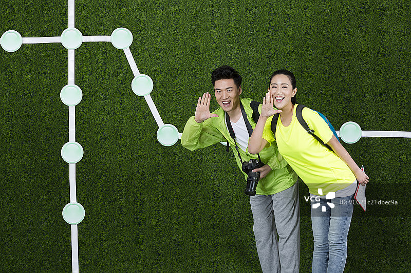 草地创意年轻情侣户外旅行图片素材