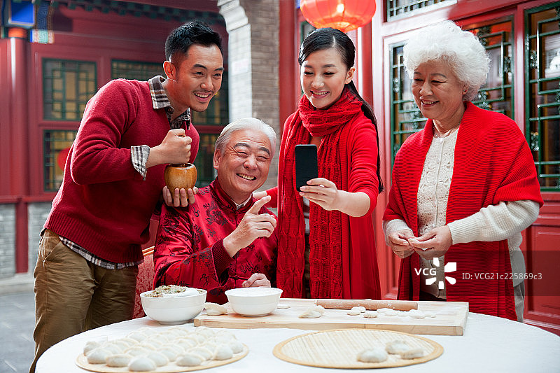 东方家庭过年图片素材