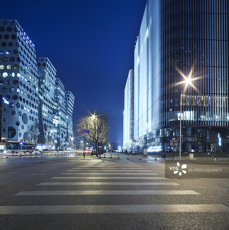 北京CBD摩天大楼繁华夜景和道路斑马线图片素材