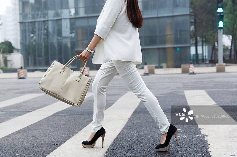 青年女人过马路图片素材