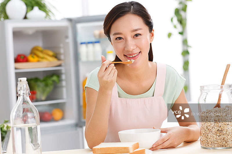 年轻女人吃早餐图片素材