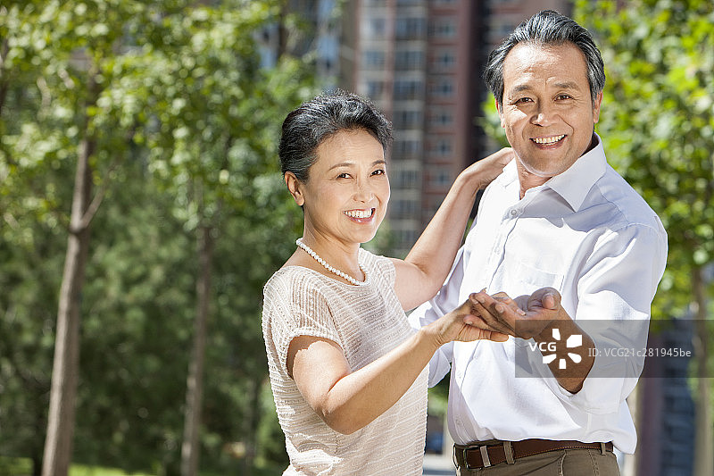 老年夫妇在户外跳舞图片素材
