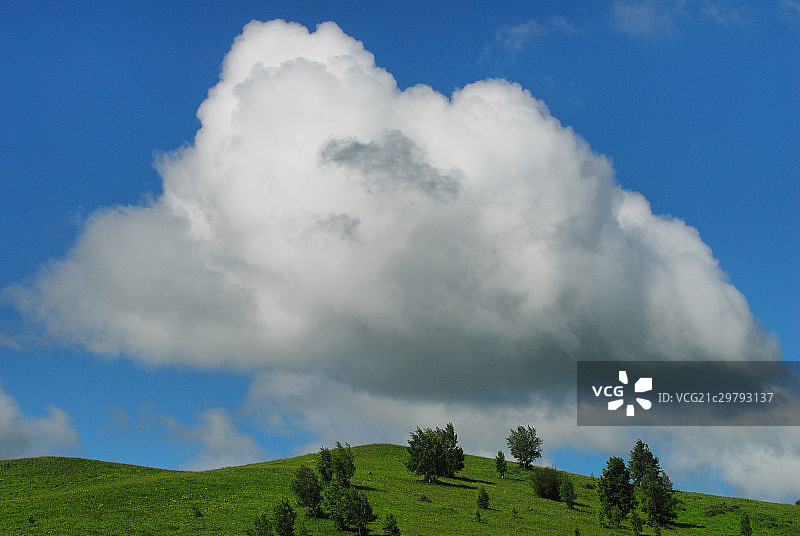 上坡上一朵巨大的云图片素材