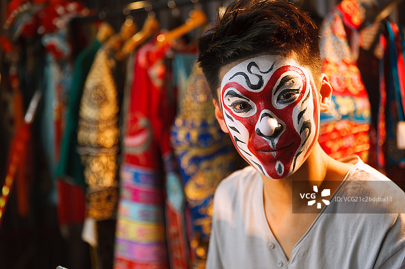 男京剧表演者在更衣室图片素材