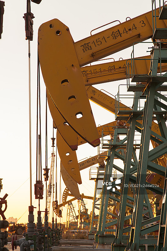 大庆油田的抽油机图片素材