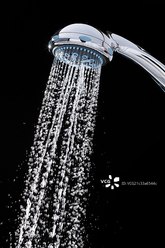 淋浴头和水图片素材