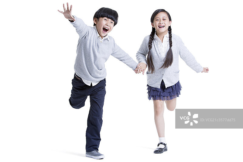 快乐的小男孩和小女孩手拉图片素材