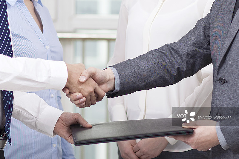 商务人士握手图片素材