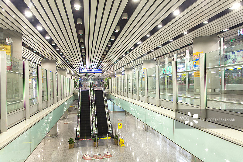 机场明亮大厅中的电动扶梯图片素材