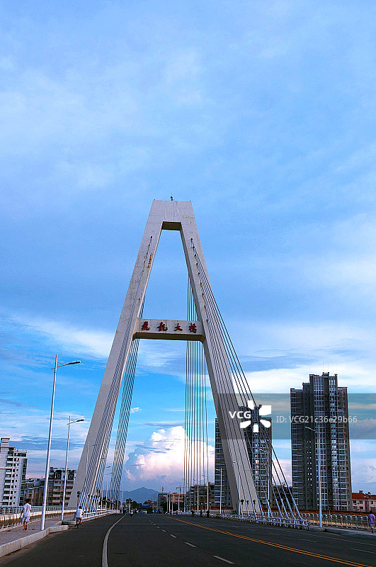 钢索斜拉吊桥图片素材