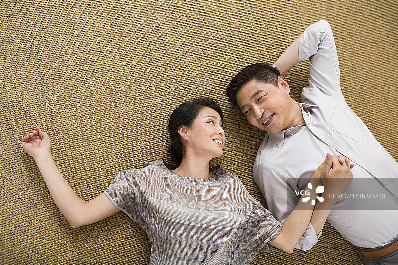 中年夫妇躺在凉席上休息图片素材